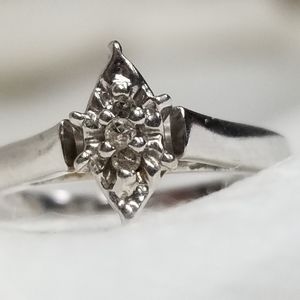 Size 5 White Gold & Diamond Ring